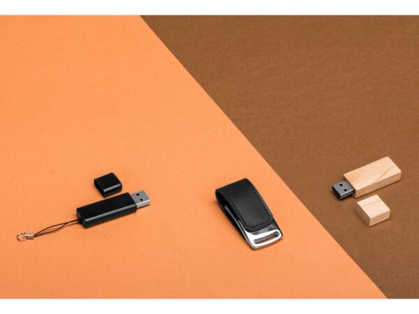 USB-флешка на 16 Гб Woody с магнитным колпачком